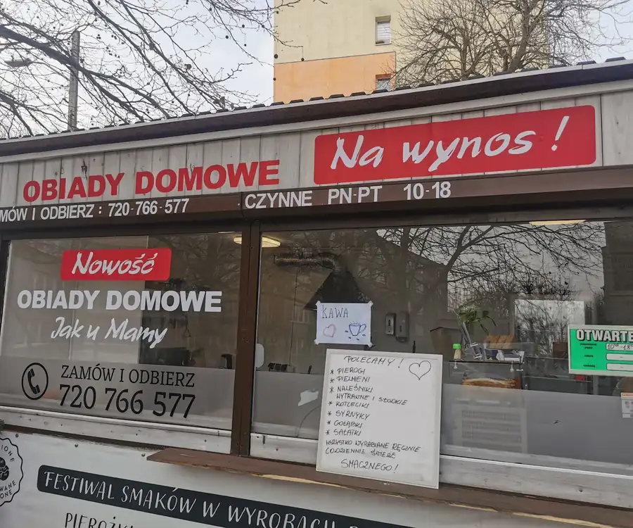 Budka z czerwonym szyldem Obiady domowe i Na wynos