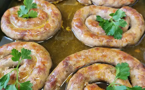Pieczona kiełbasa swojska w zwojach z natką